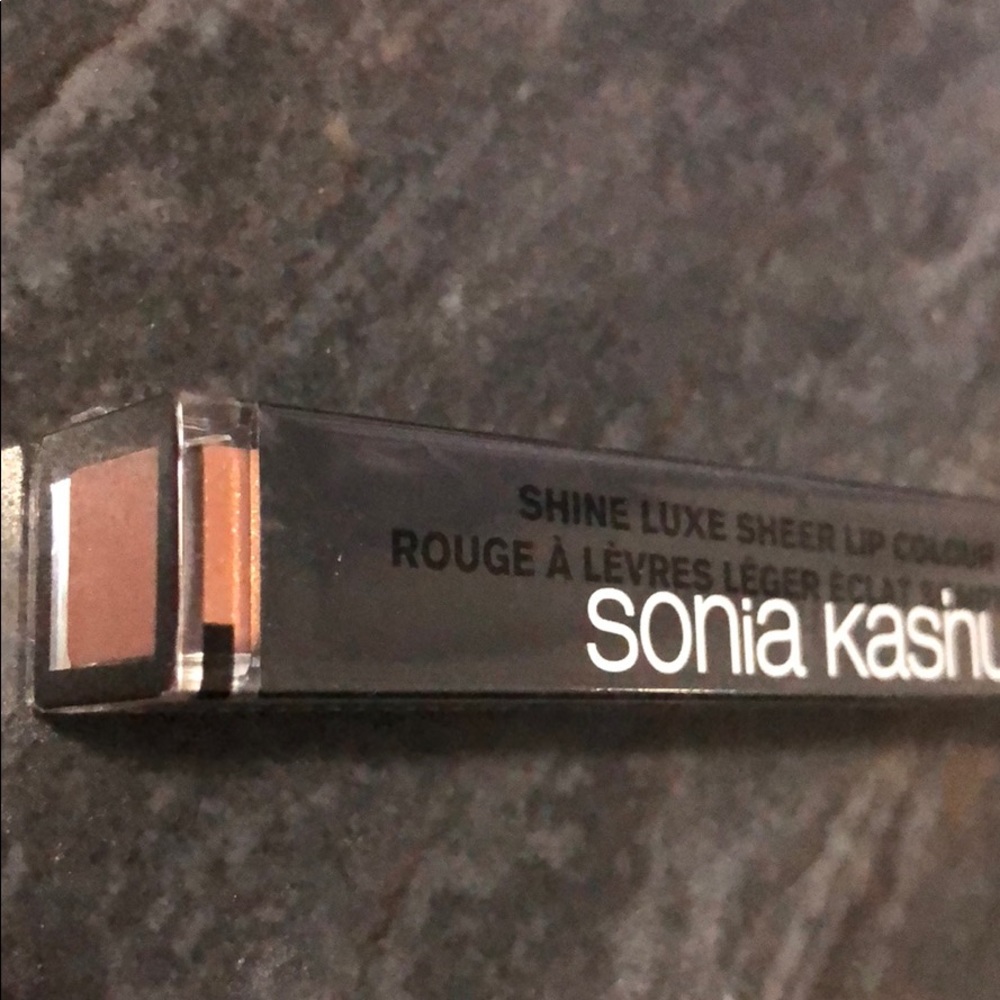 SONIA KASHUK

Shine Luxe Lip Color